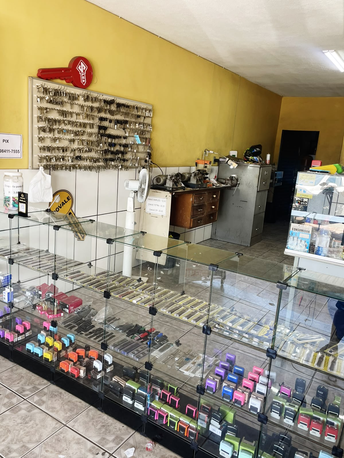 Interior da loja física Lima Chaves em Aparecida de Goiânia com painel de chaves e carimbos